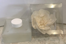 Load image into Gallery viewer, Sola Tuscany flower diffuser