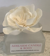 Load image into Gallery viewer, Sola Tuscany flower diffuser