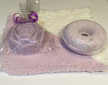 Load image into Gallery viewer, Chenille Face washer &amp; rose soap set